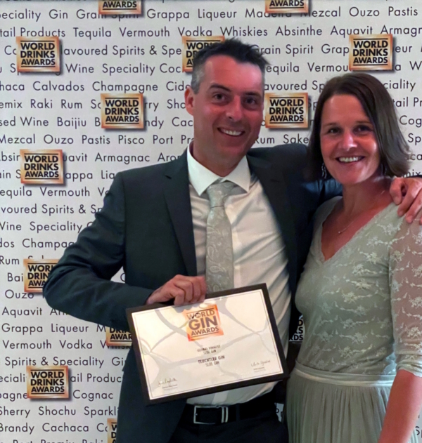 Sabine und Roman bei den World Gin Awards mit Urkunde für Teuchtler Gin Sloe Gin.