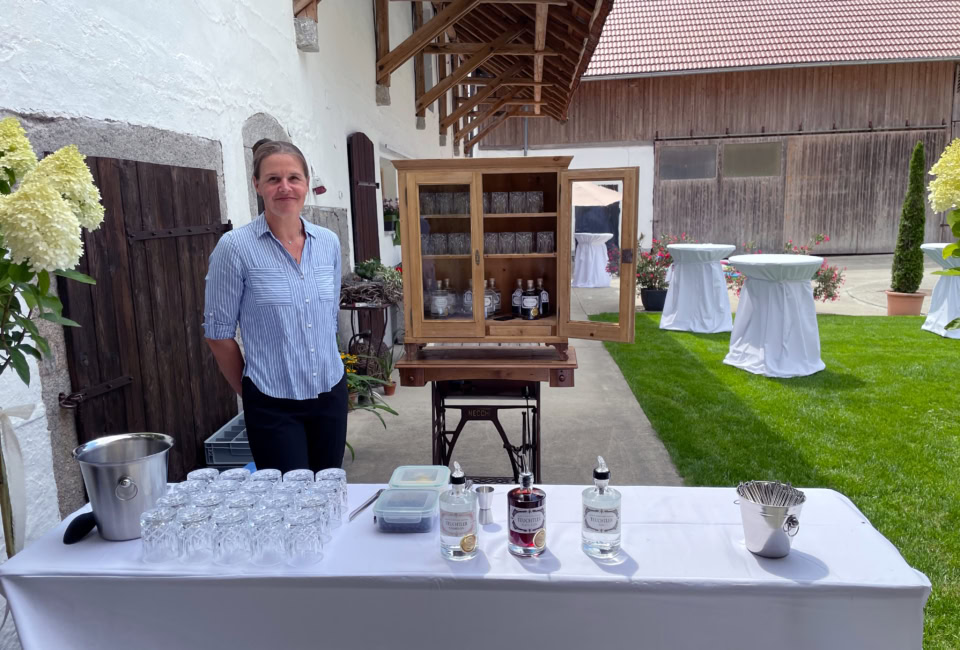 Sabine mit Bar Equipment