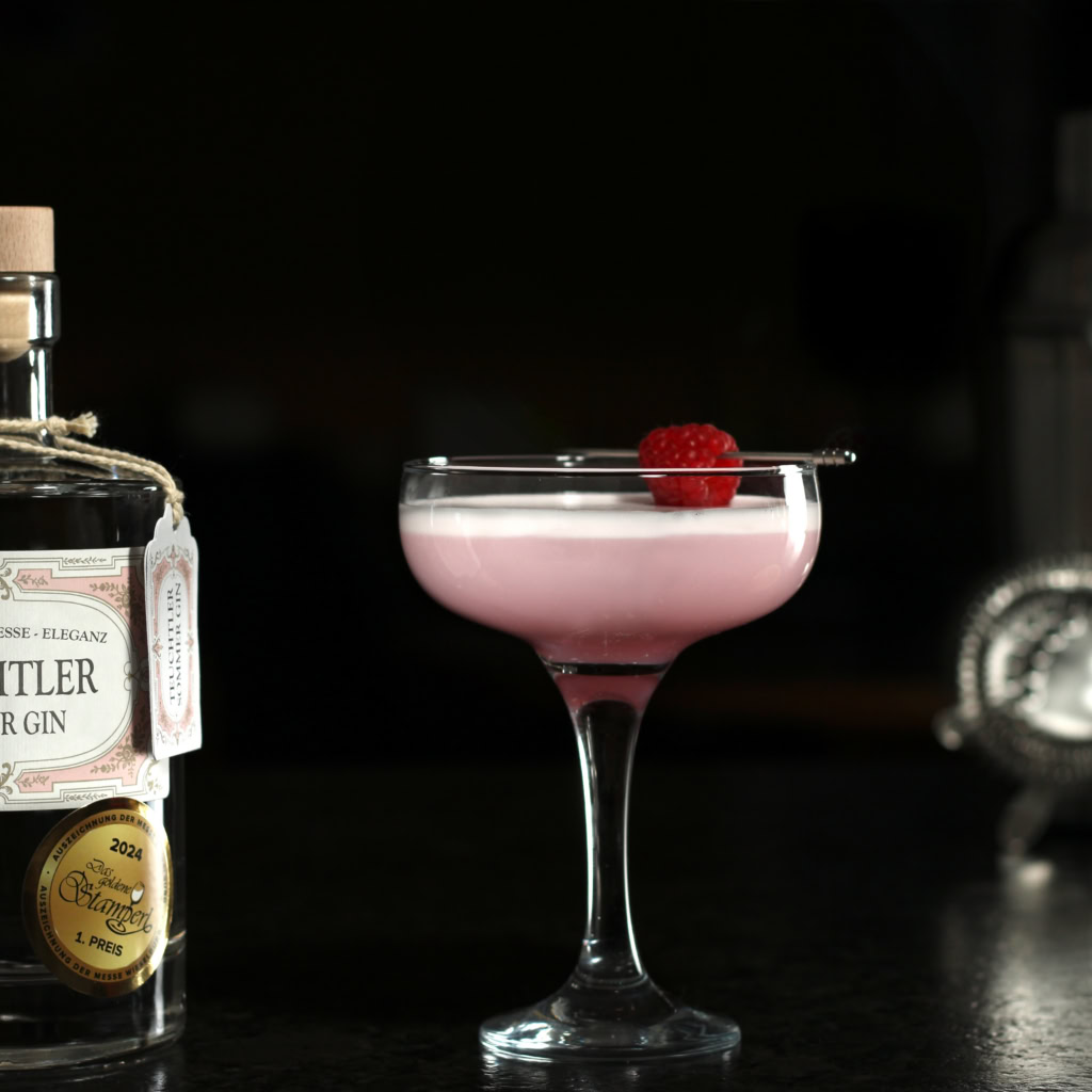 Clover Club Gin Cocktail mit Himbeeren und cremiger Schaumkrone im Glas